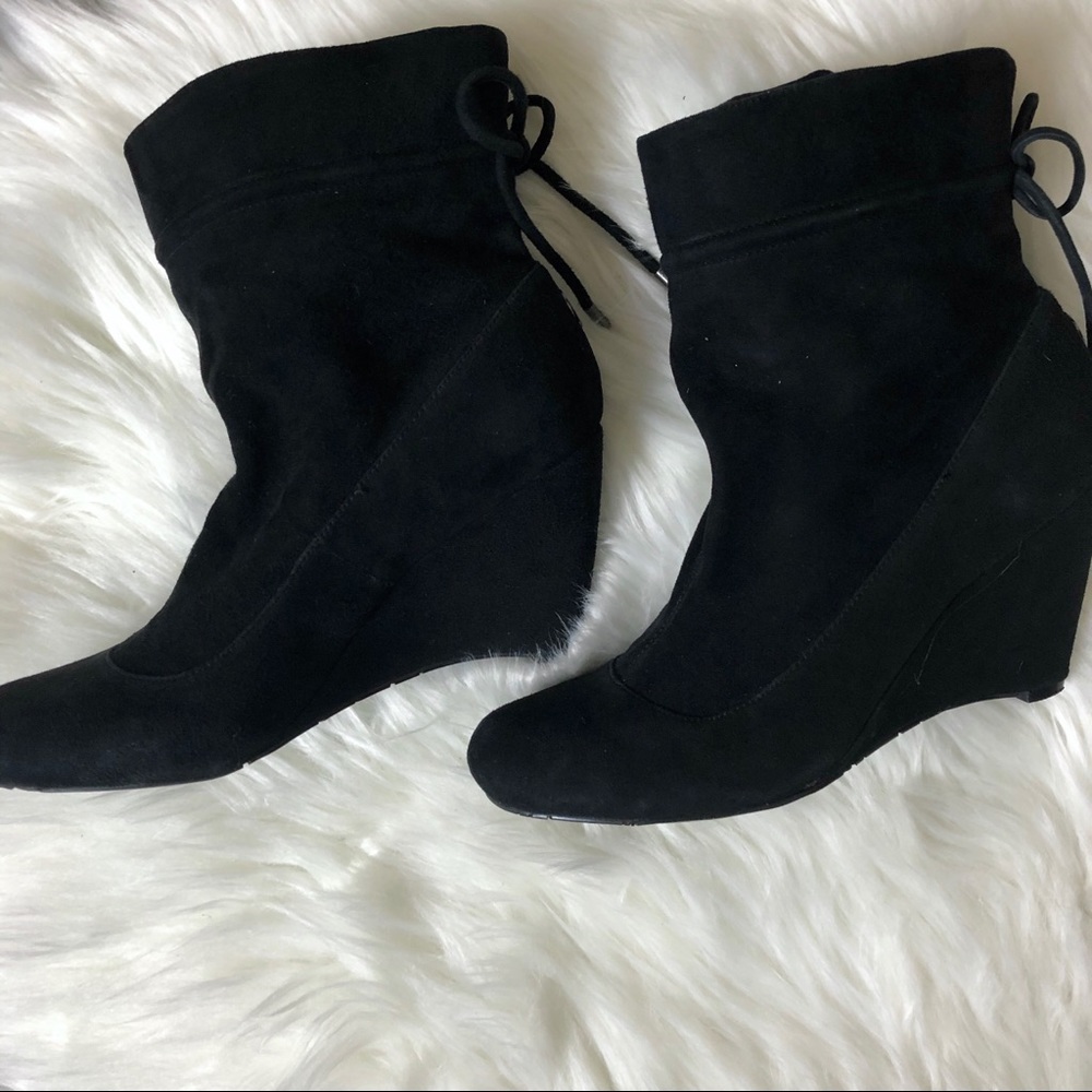 BCBG PLATFORM BOOTIES SIZE 7B